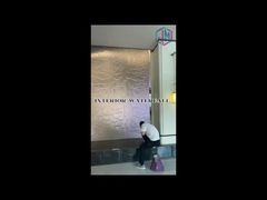 Foto real da cortina de água com malha metálica na área comercial