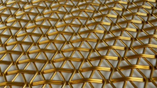 Exibição física de malha de arame frisado de metal.