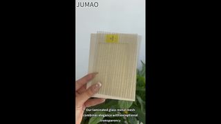 Filmagem de cena real: malha de metal dentro de vidro laminado transparente