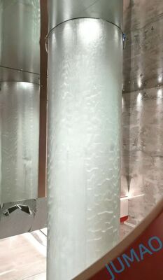 Inovadora parede de água de malha de metal que proporciona efeitos visuais impressionantes