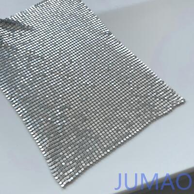 Elegantes cortinas penduradas de metal para divisão de espaço e design de interiores