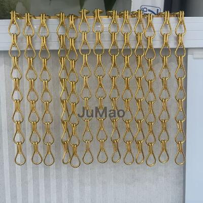 Cortinas metálicas decorativas montadas no tecto são o espaço perfeito para salas de conferências, lobbies e ambientes comerciais.